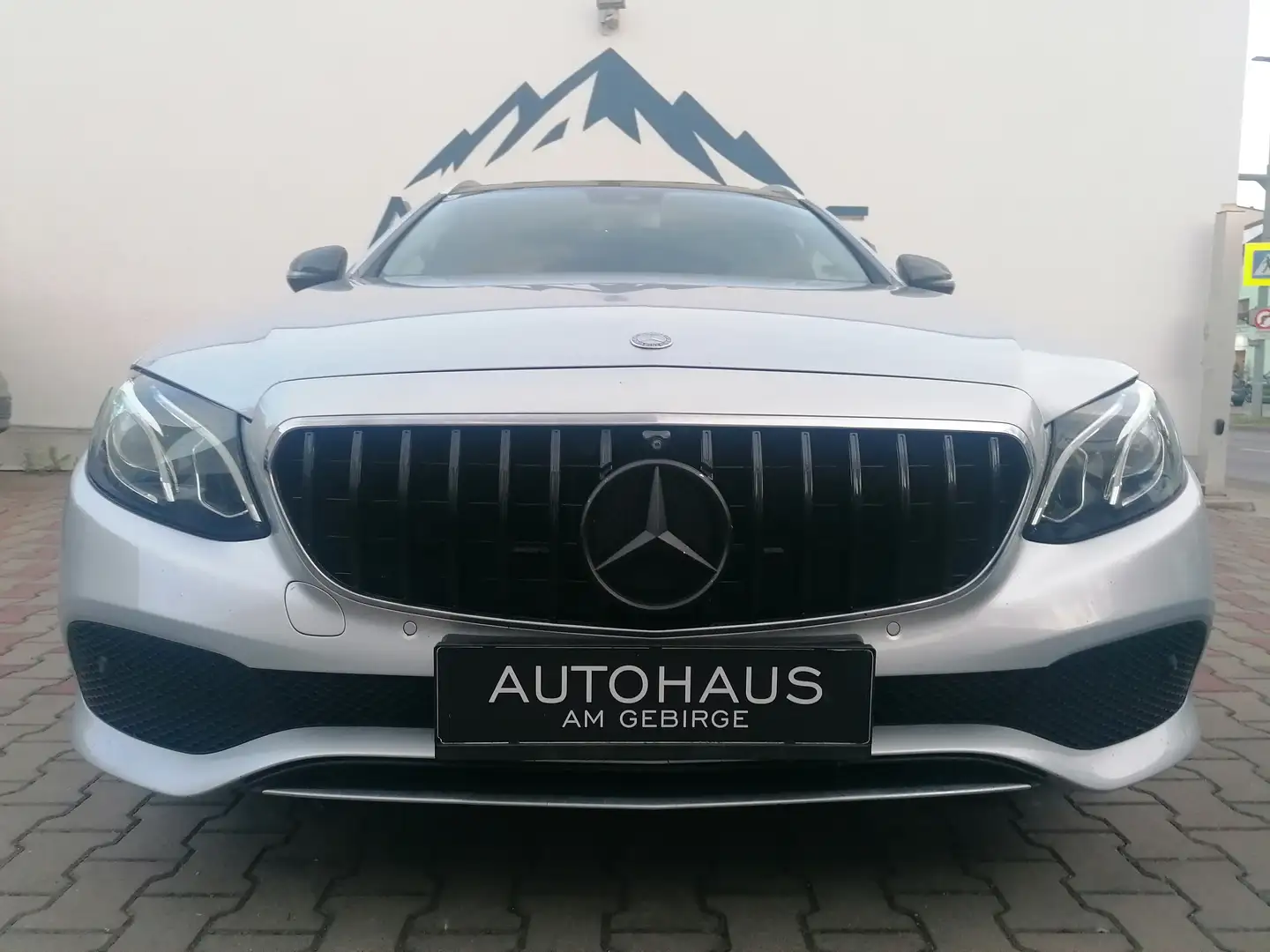 Mercedes-Benz E 220 E 220 d T Exclusive Aut. Exclusive Silber - 1