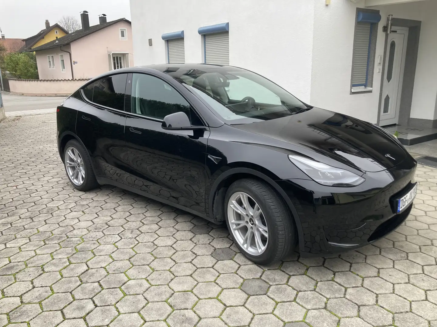 Tesla Model Y RWD Solid Black Schwarz - 2