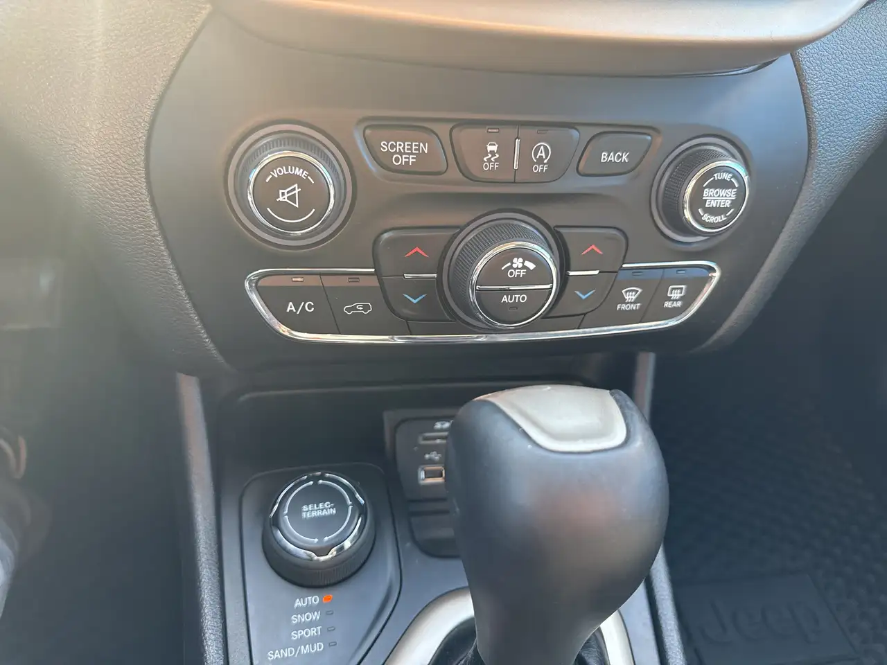 Jeep Cherokee снимка Jeep Cherokee