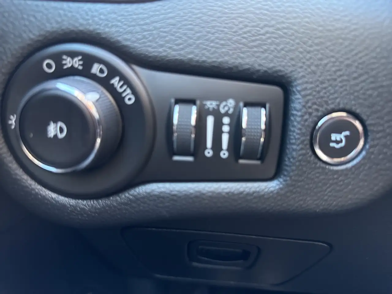 Jeep Cherokee снимка Jeep Cherokee