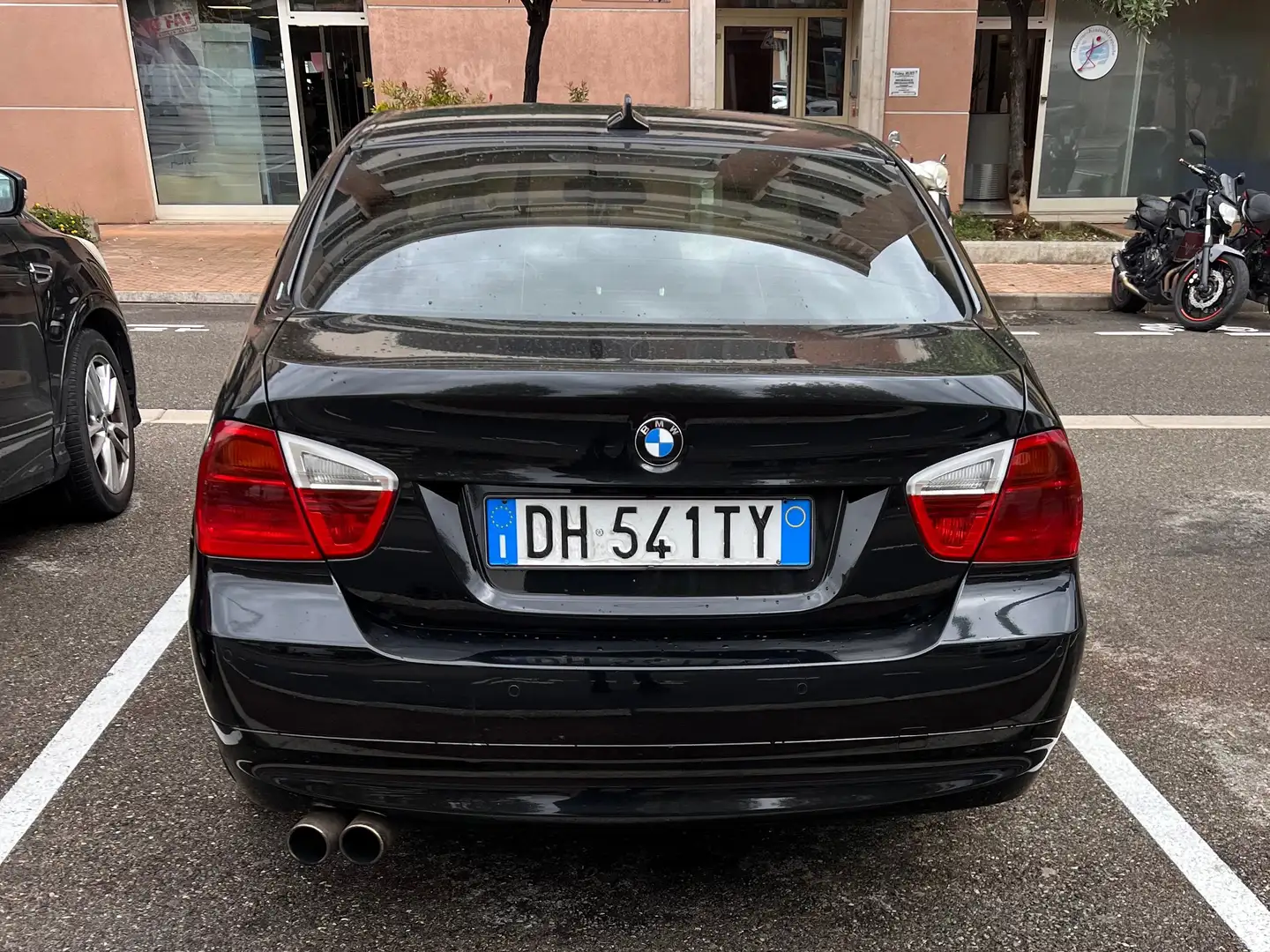 BMW 320 Serie 3 E90 Berlina 320d Attiva Nero - 1