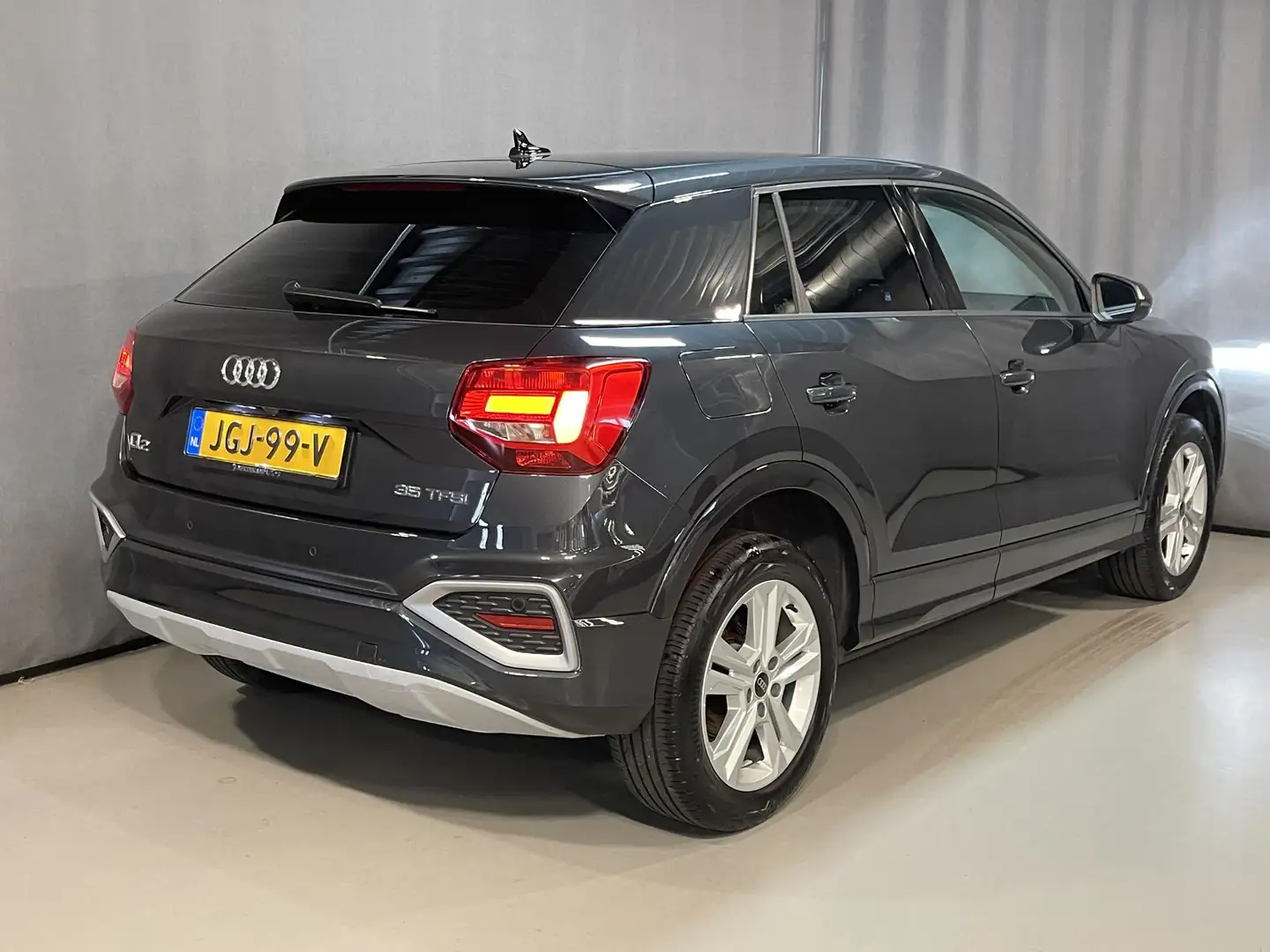 Audi Q2 35 TFSI Advanced Edition 17"/Camera/Adaptieve crui Grijs - 2