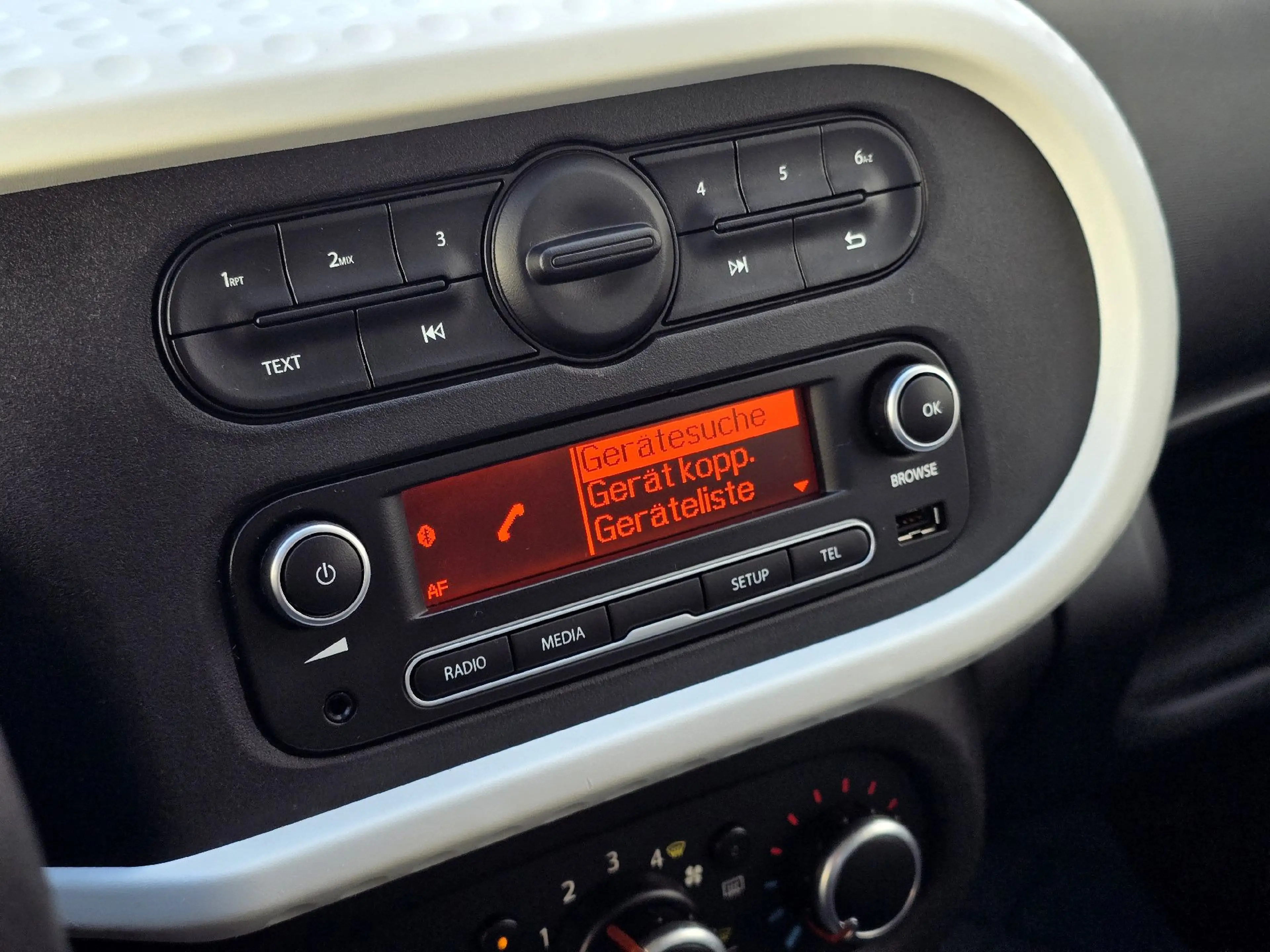 Renault Twingo 1.0 SCe 70 Life — photo 10