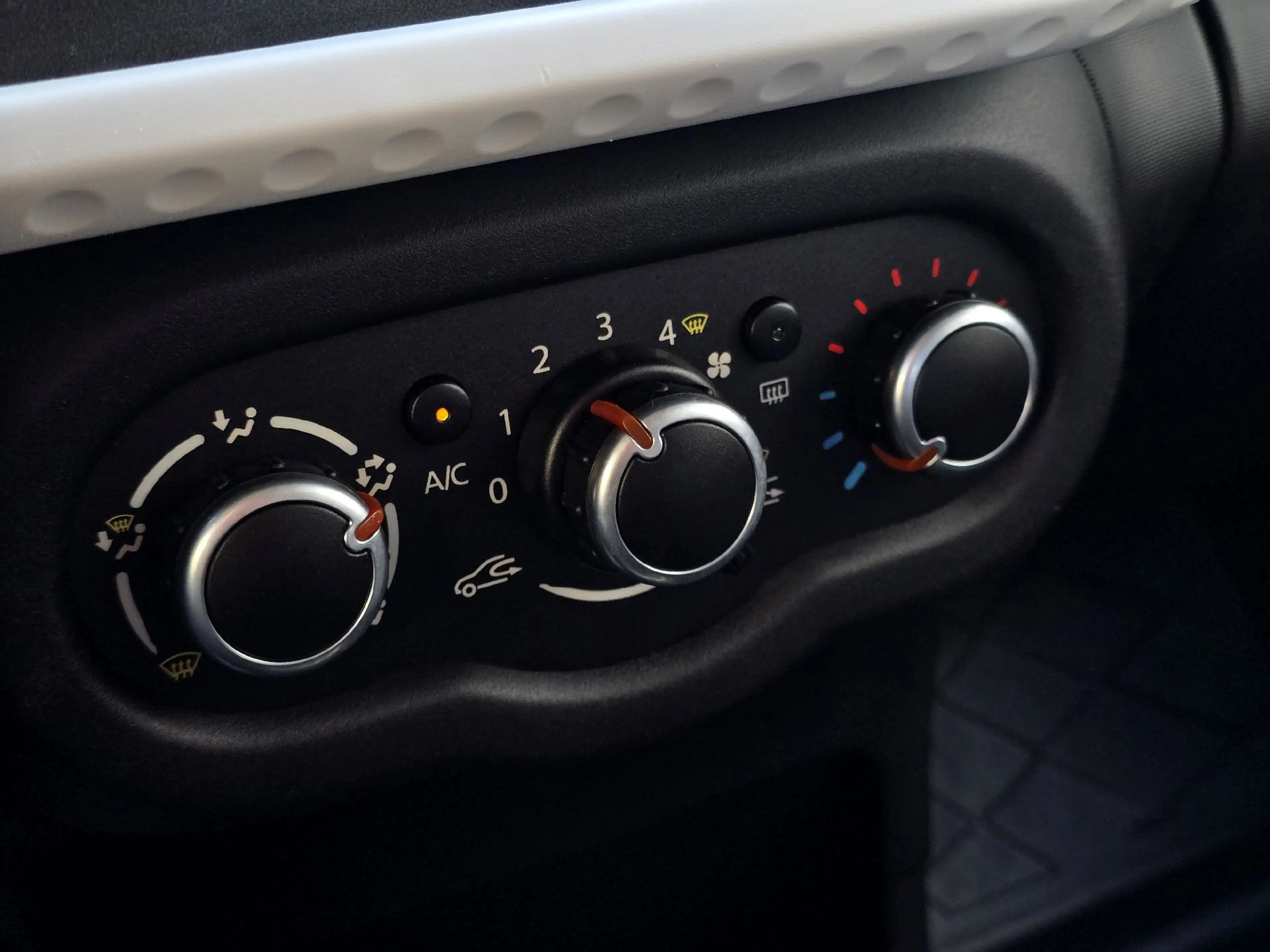 Renault Twingo 1.0 SCe 70 Life — photo 11
