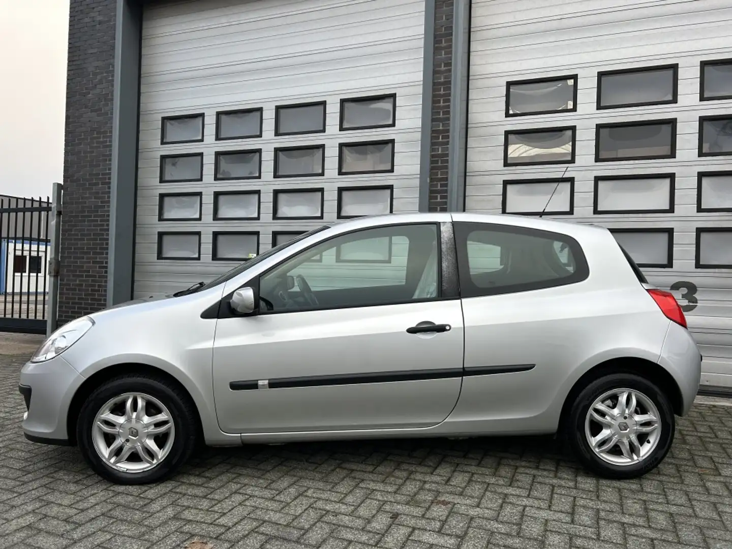 Renault Clio 1.6 16V Dynam.Luxe AUTOMAAT NWE APK! Gris - 2