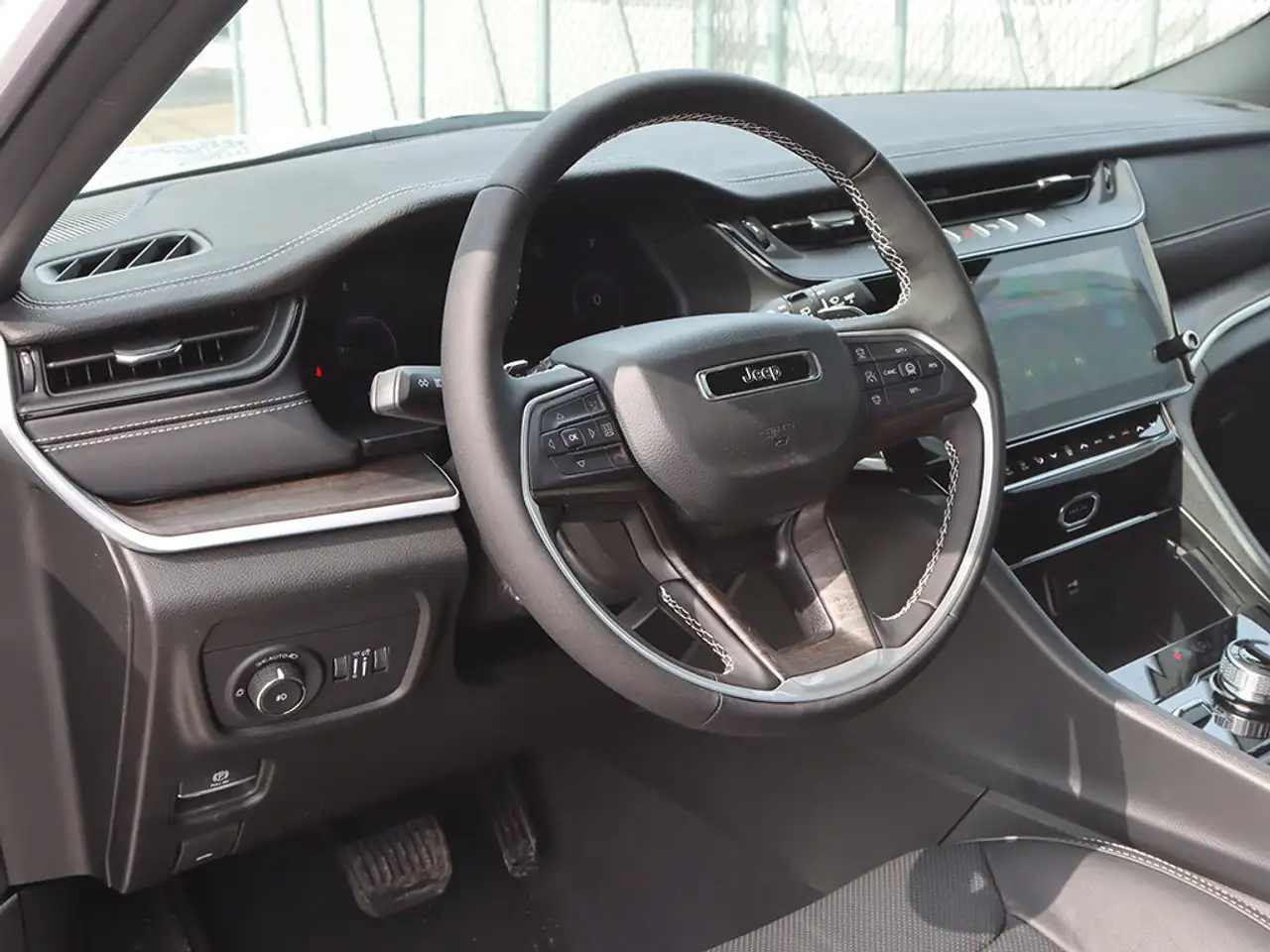 Jeep Grand Cherokee снимка Jeep Grand Cherokee