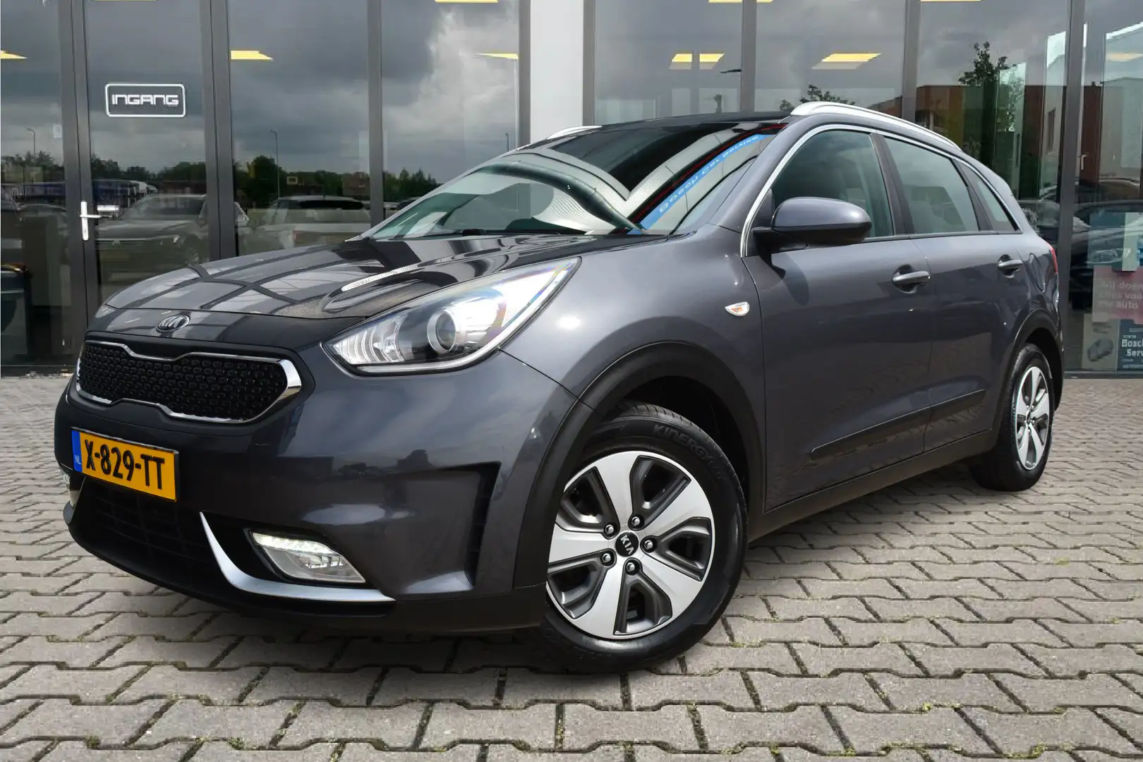 Kia Niro 1.6 GDi Hybrid First Edition | Camera | DAB | Carp Grijs - 1