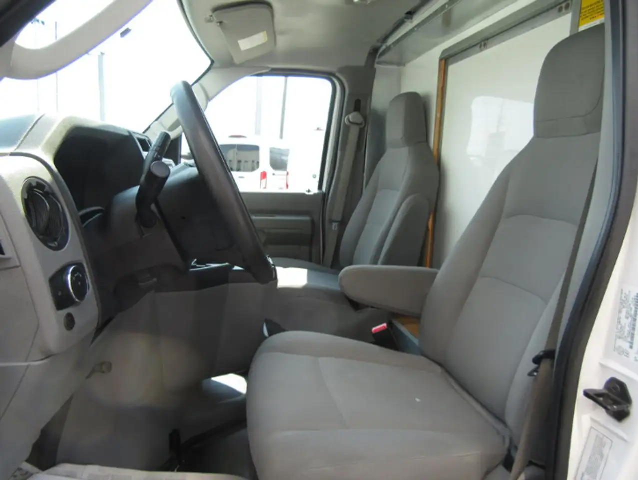 Ford E-450 Super Duty DRW снимка Ford E-450 Super Duty DRW