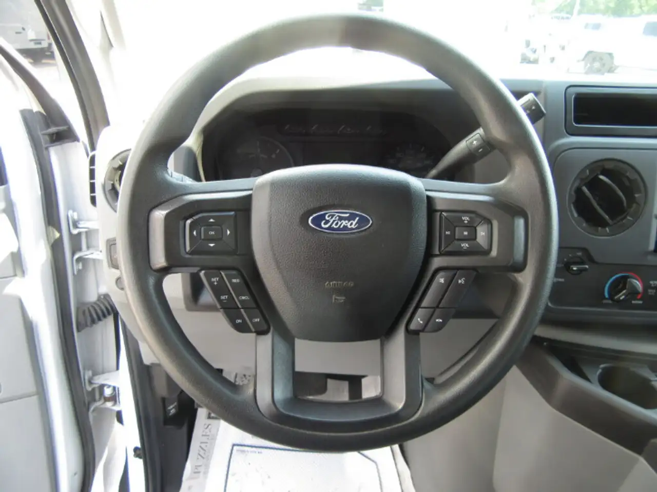 Ford E-450 Super Duty DRW снимка Ford E-450 Super Duty DRW