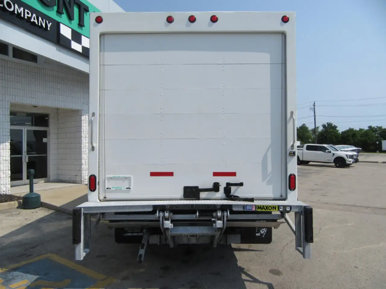 Ford E-450 Super Duty DRW снимка Ford E-450 Super Duty DRW