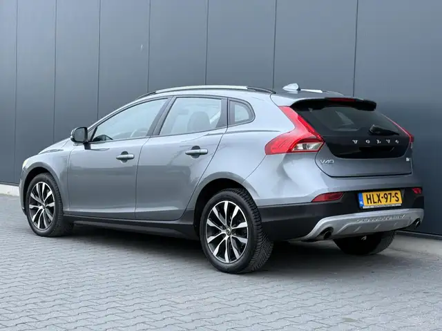 Volvo V40 Cross Country view 11