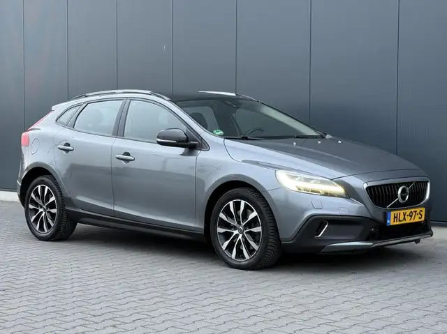 Volvo V40 Cross Country view 10