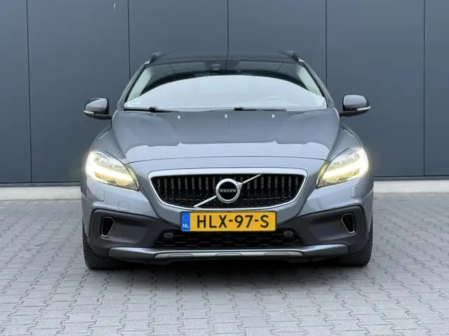Volvo V40 Cross Country view 7