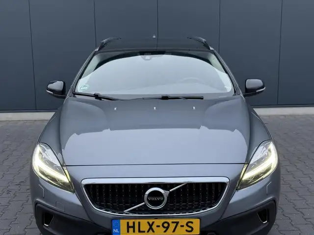 Volvo V40 Cross Country view 14