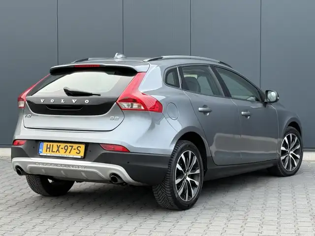 Volvo V40 Cross Country view 4