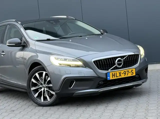 Volvo V40 Cross Country view 12
