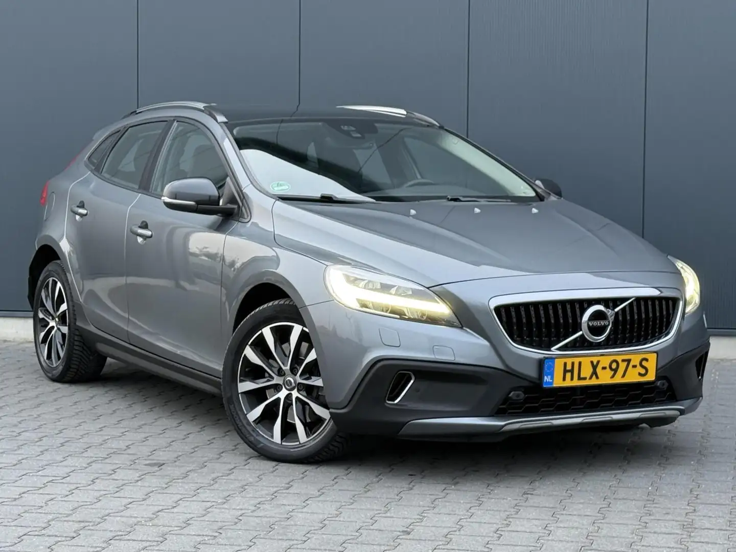 Volvo V40 Cross Country 2.0 D2 Nordic+ Full Led - Pano - Leder - Automaat Gris - 2