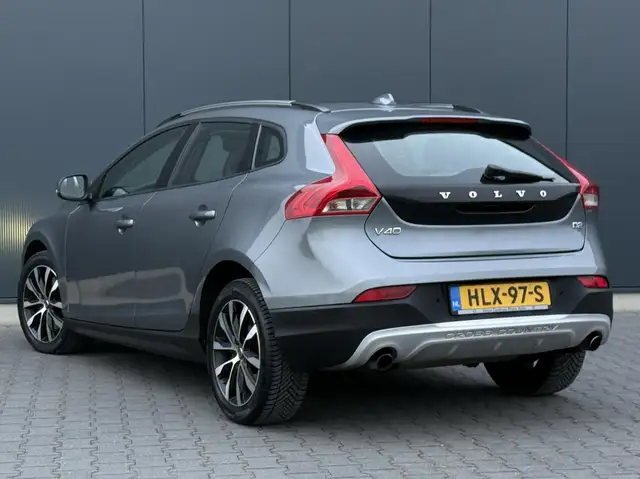 Volvo V40 Cross Country view 3