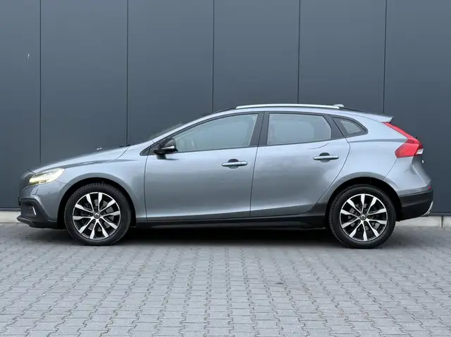 Volvo V40 Cross Country view 9