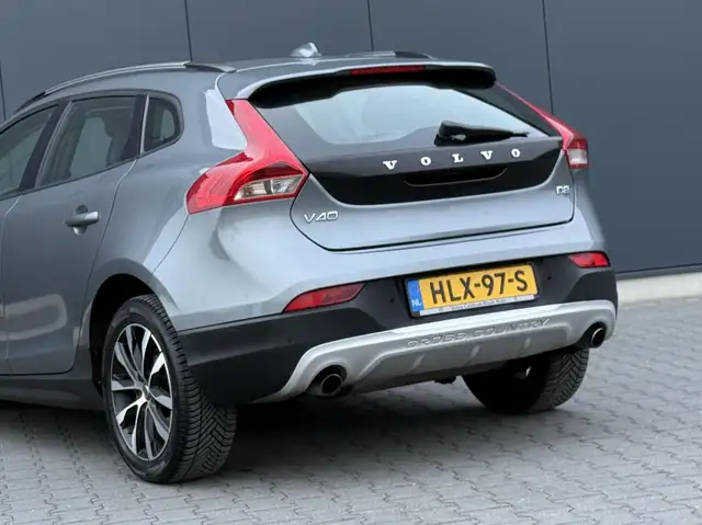 Volvo V40 Cross Country view 13
