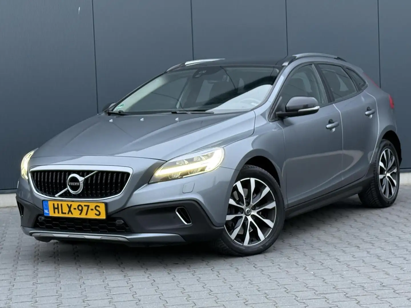 Volvo V40 Cross Country 2.0 D2 Nordic+ Full Led - Pano - Leder - Automaat Gris - 1