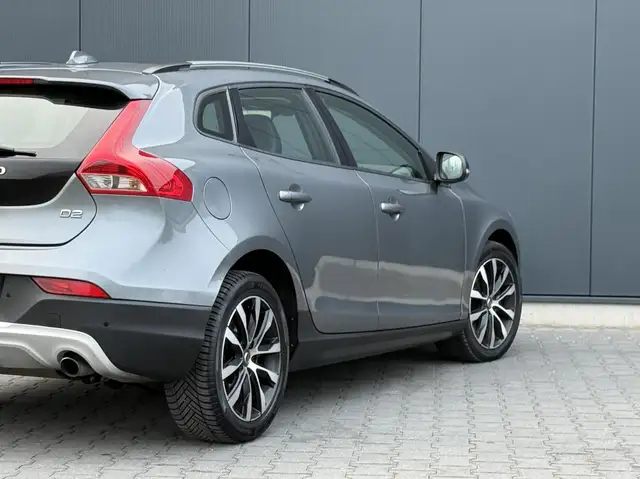 Volvo V40 Cross Country view 5