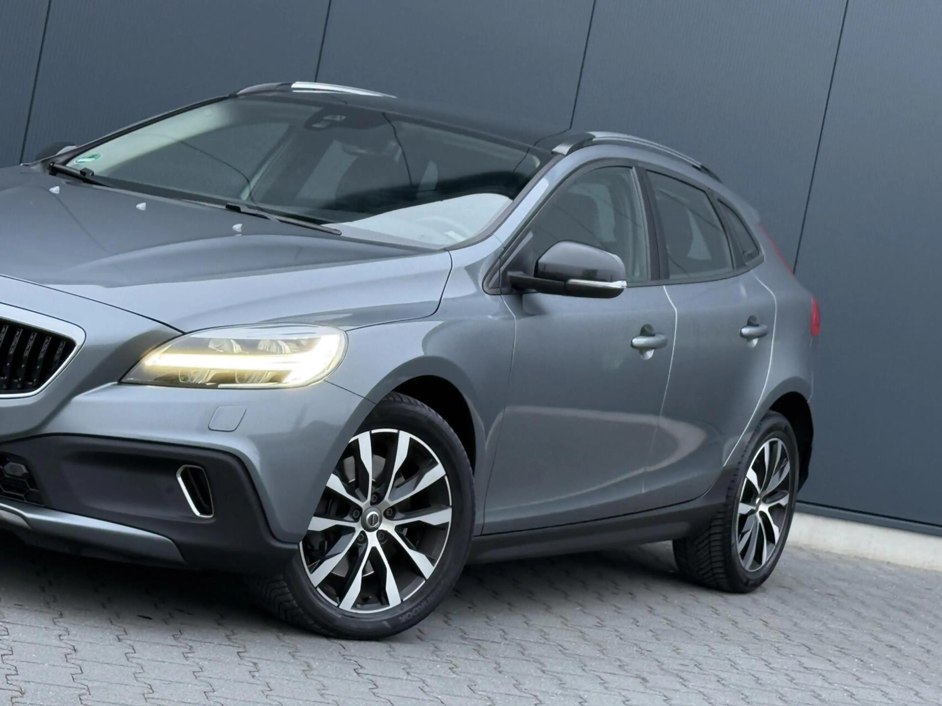 Volvo V40 Cross Country 2.0 D2 Nordic+ Full Led - Pano - Leder - Automaat — photo 6
