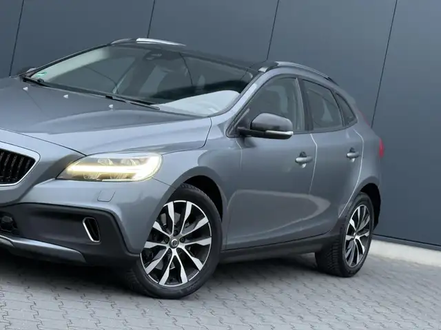 Volvo V40 Cross Country view 6