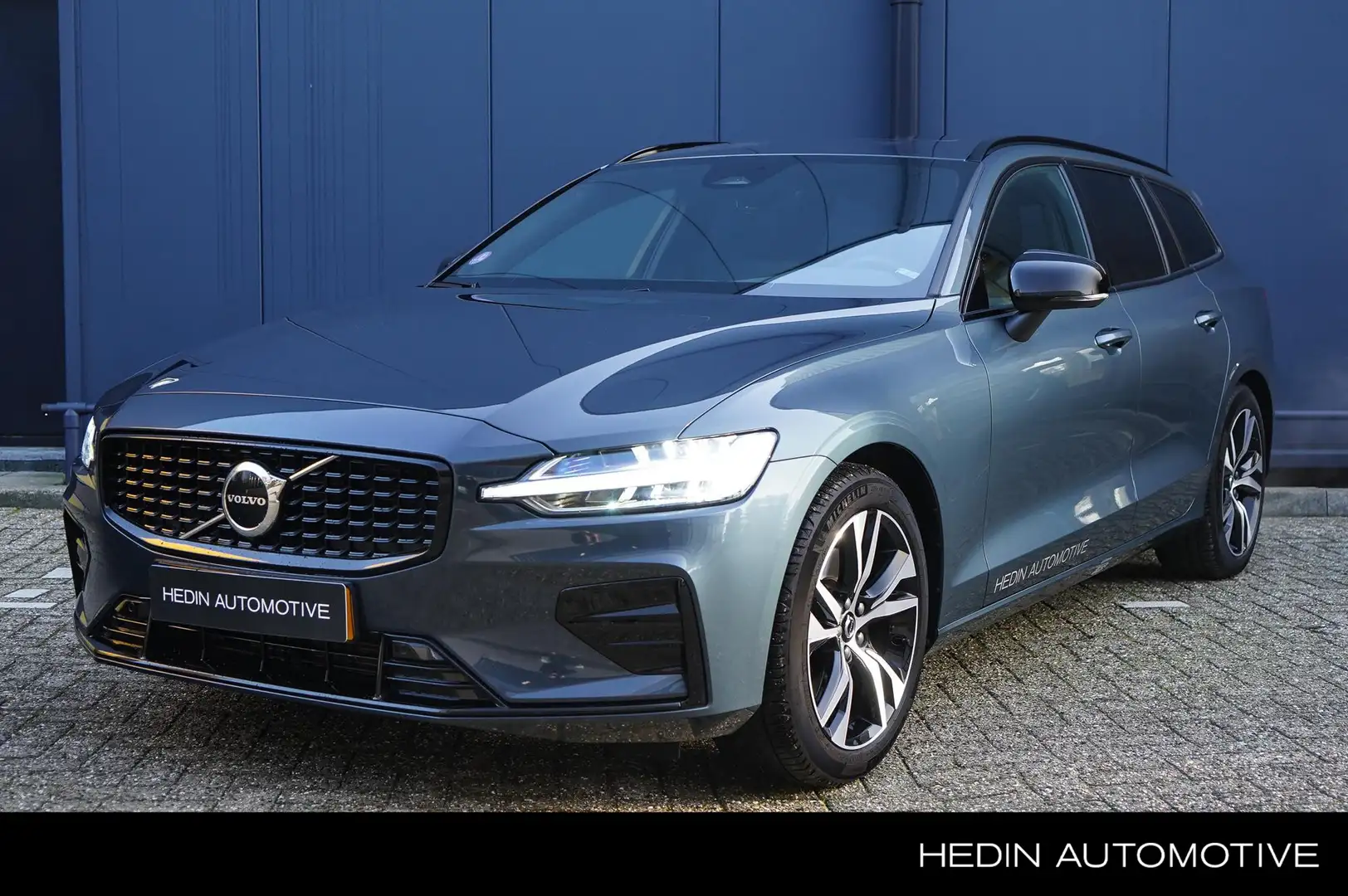 Volvo V60 2.0 B4 Plus Dark | Panoramadak | Audio by Harman/k Bleu - 1