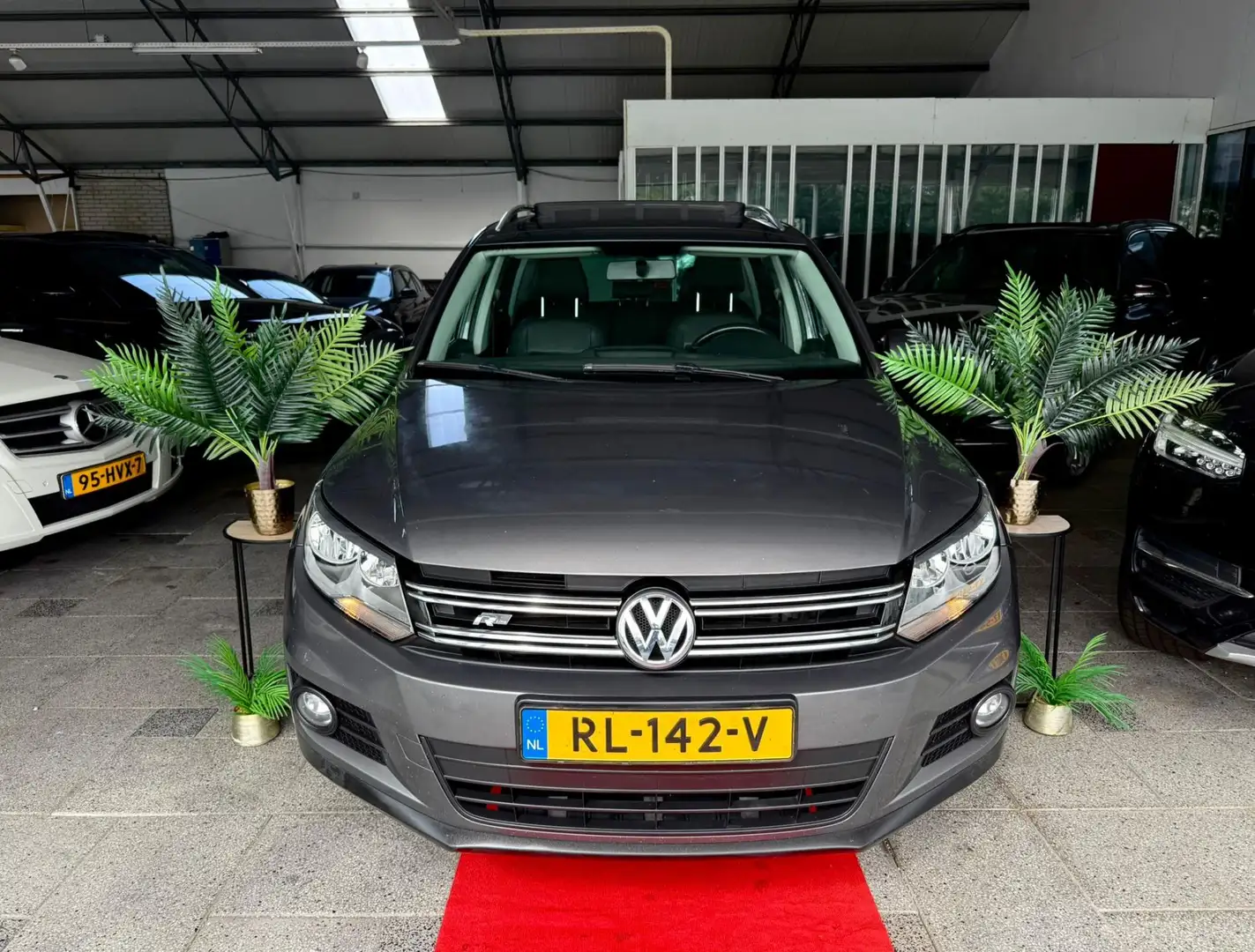 Volkswagen Tiguan 2.0 TSI DSG 4M R-LINE PANO FULL! 2015 Grau - 1