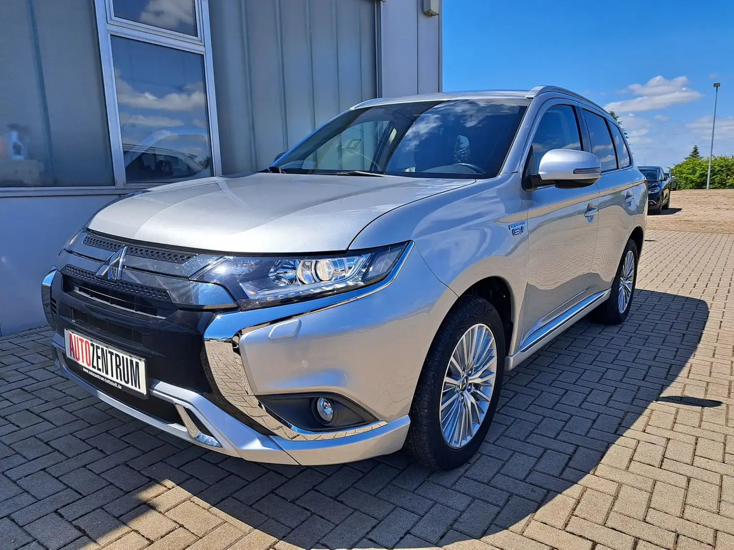 Mitsubishi Outlander PHEV 4WD AUTOMATIK APP-CONNECT AHK Silber - 1