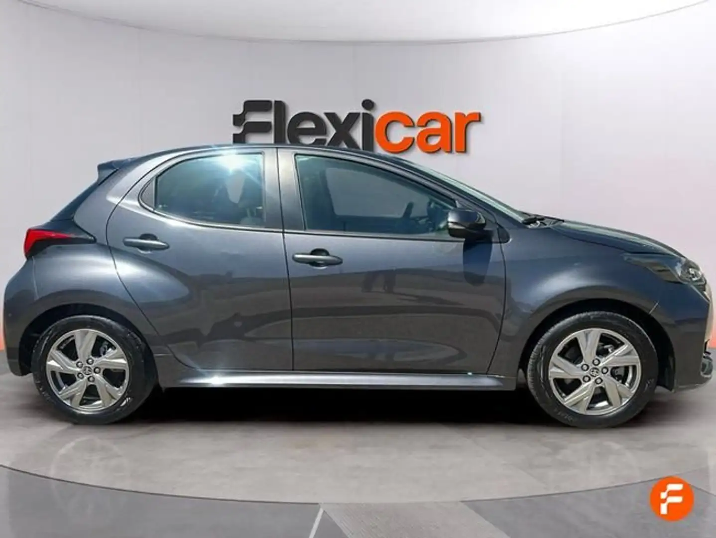 Toyota Yaris 120H 1.5 Active Plus Gris - 2