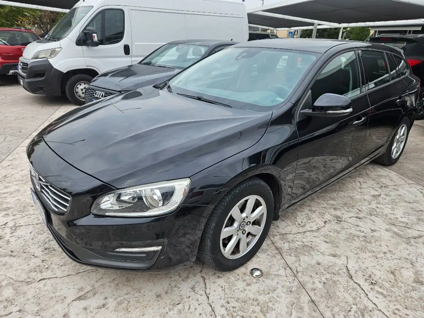 Volvo V60 D2 1.6 Powershift Momentum Noir - 1