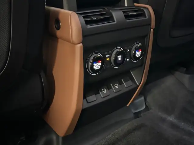 Land Rover Defender view 25
