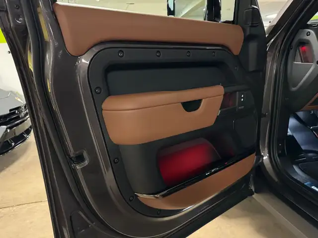 Land Rover Defender view 15