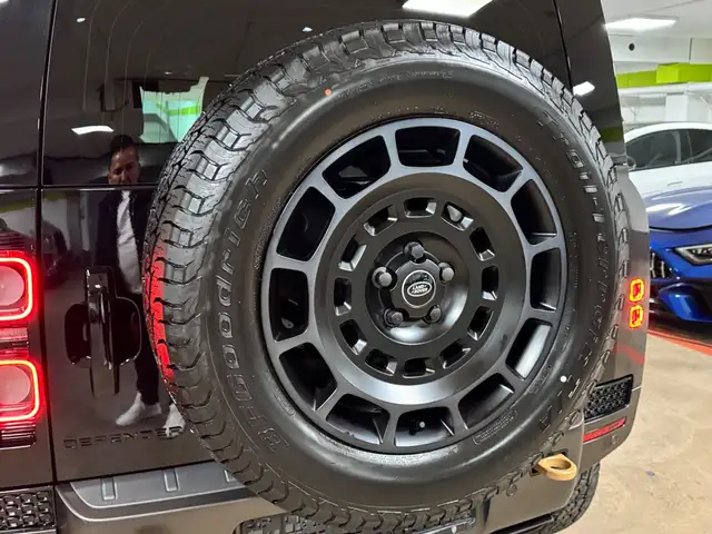 Land Rover Defender view 9