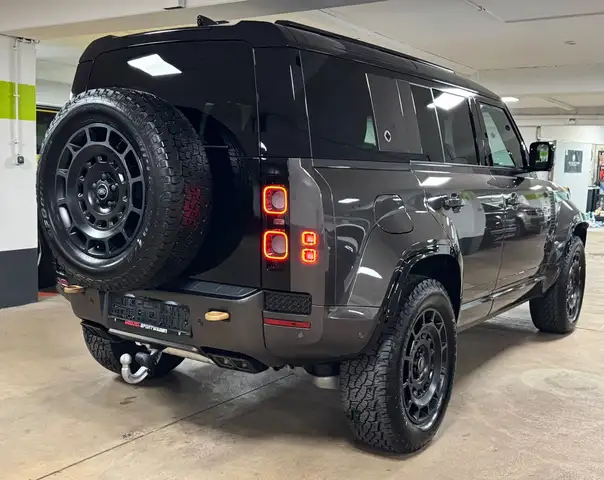 Land Rover Defender view 5