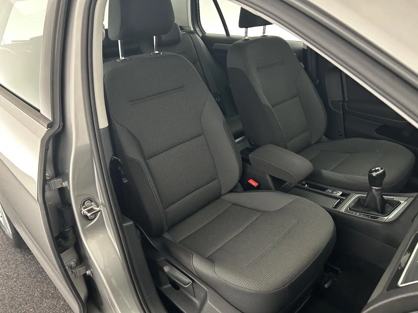 Volkswagen Golf 1.0 TSI 116pk Comfortline Navigatie Climate Contro Gris - 2