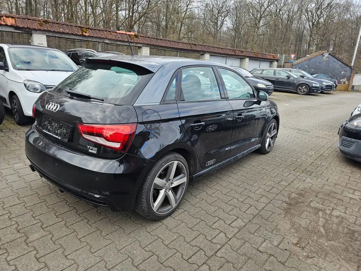 Audi A1 1.0 TFSI SSG S-Line Scheckheft Xenon SHZ Pano Navi Schwarz - 2