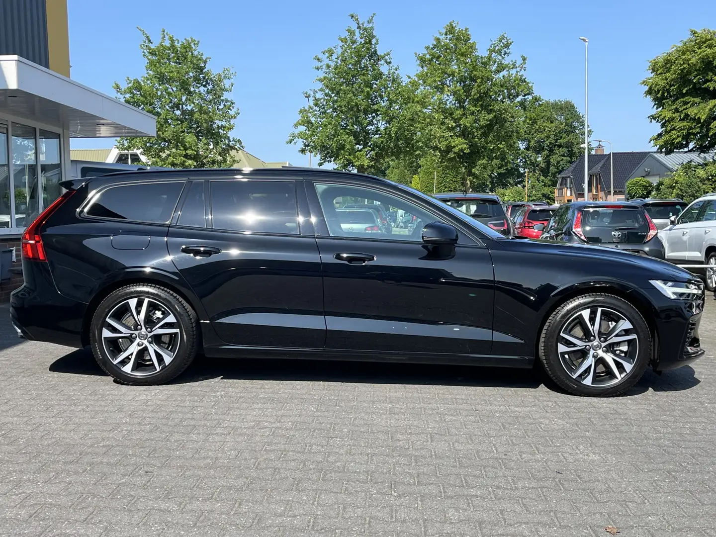 Volvo V60 2.0 T6 Plug-in hybrid AWD R-Design Panoramadak Tre Zwart - 2