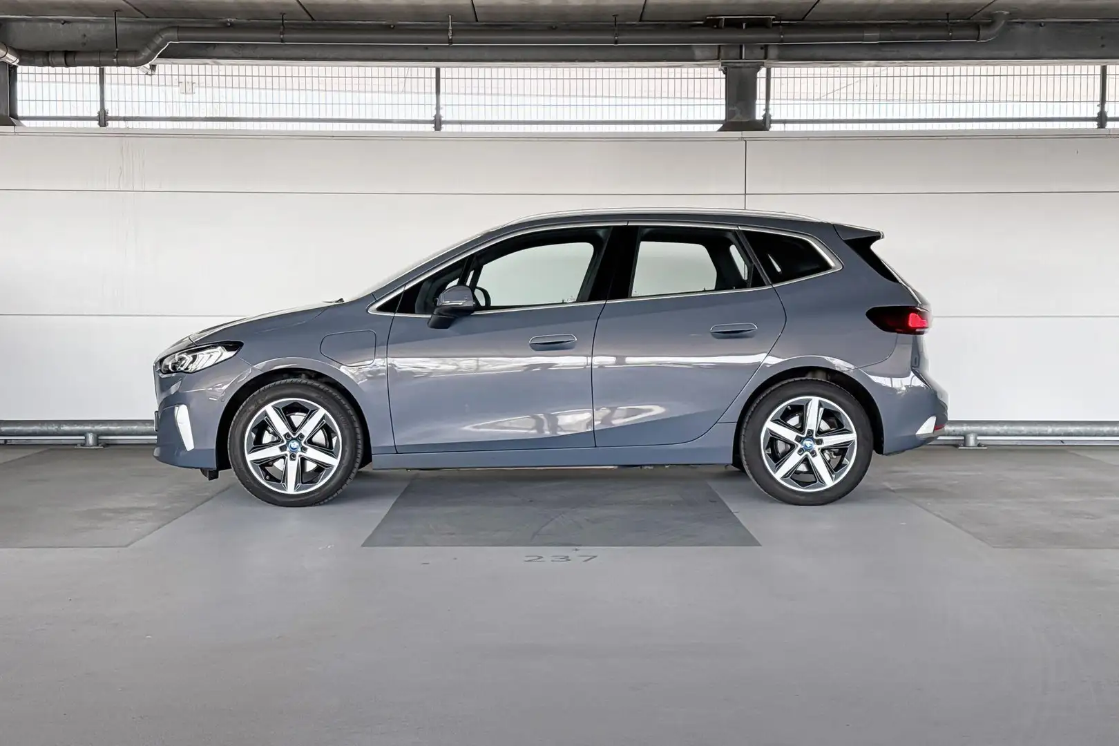 BMW 225 2 Serie Active Tourer 225e xDrive Grijs - 2
