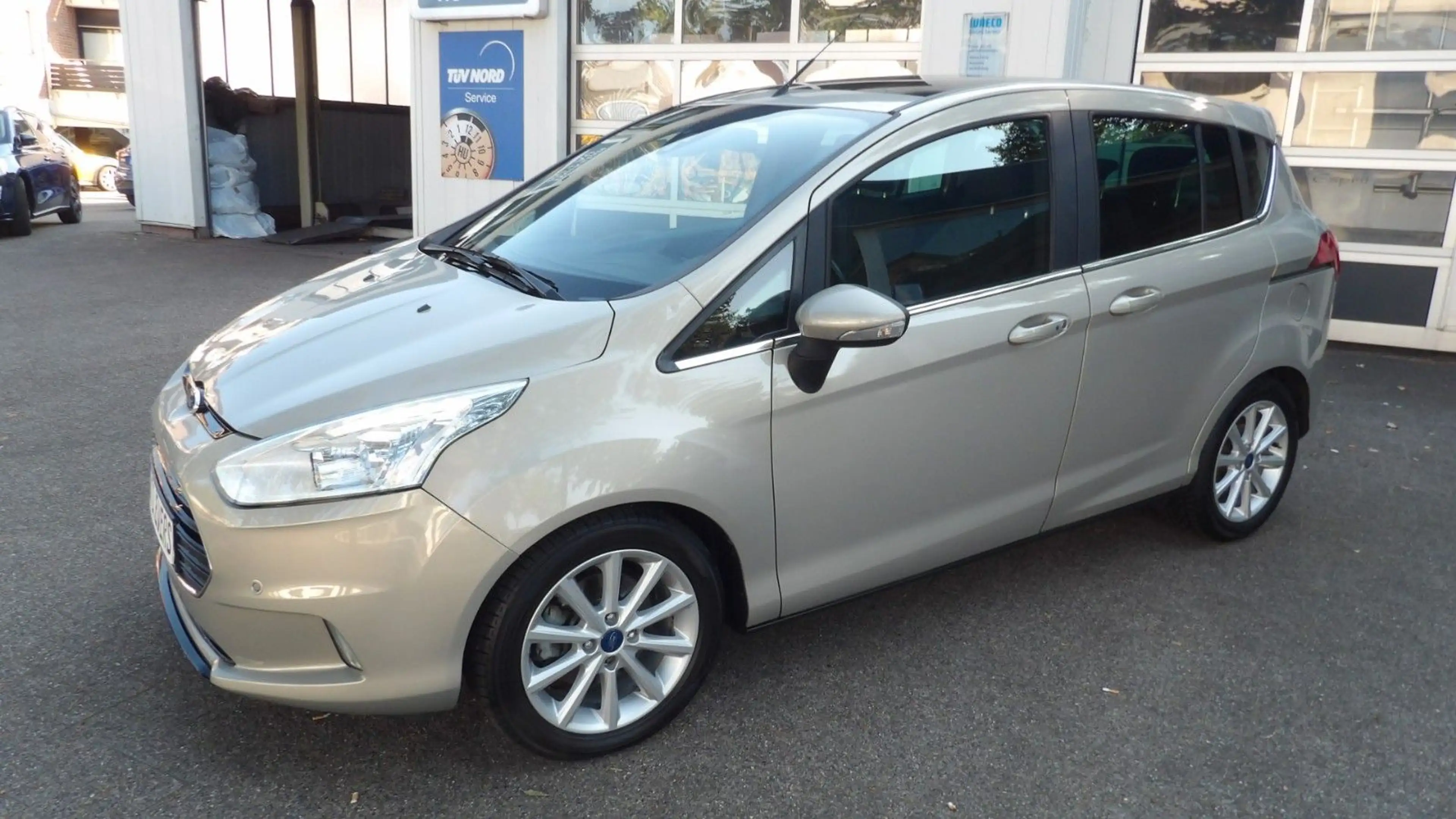 Ford B-Max B-MAX Titanium — photo 10