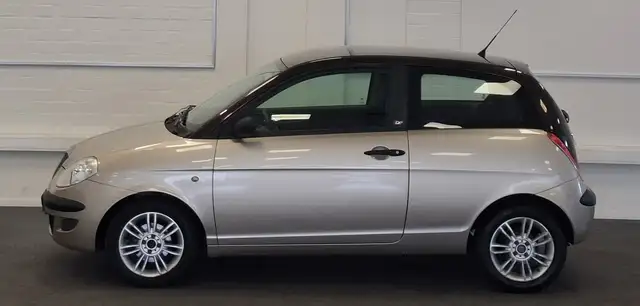 Lancia Ypsilon view 4