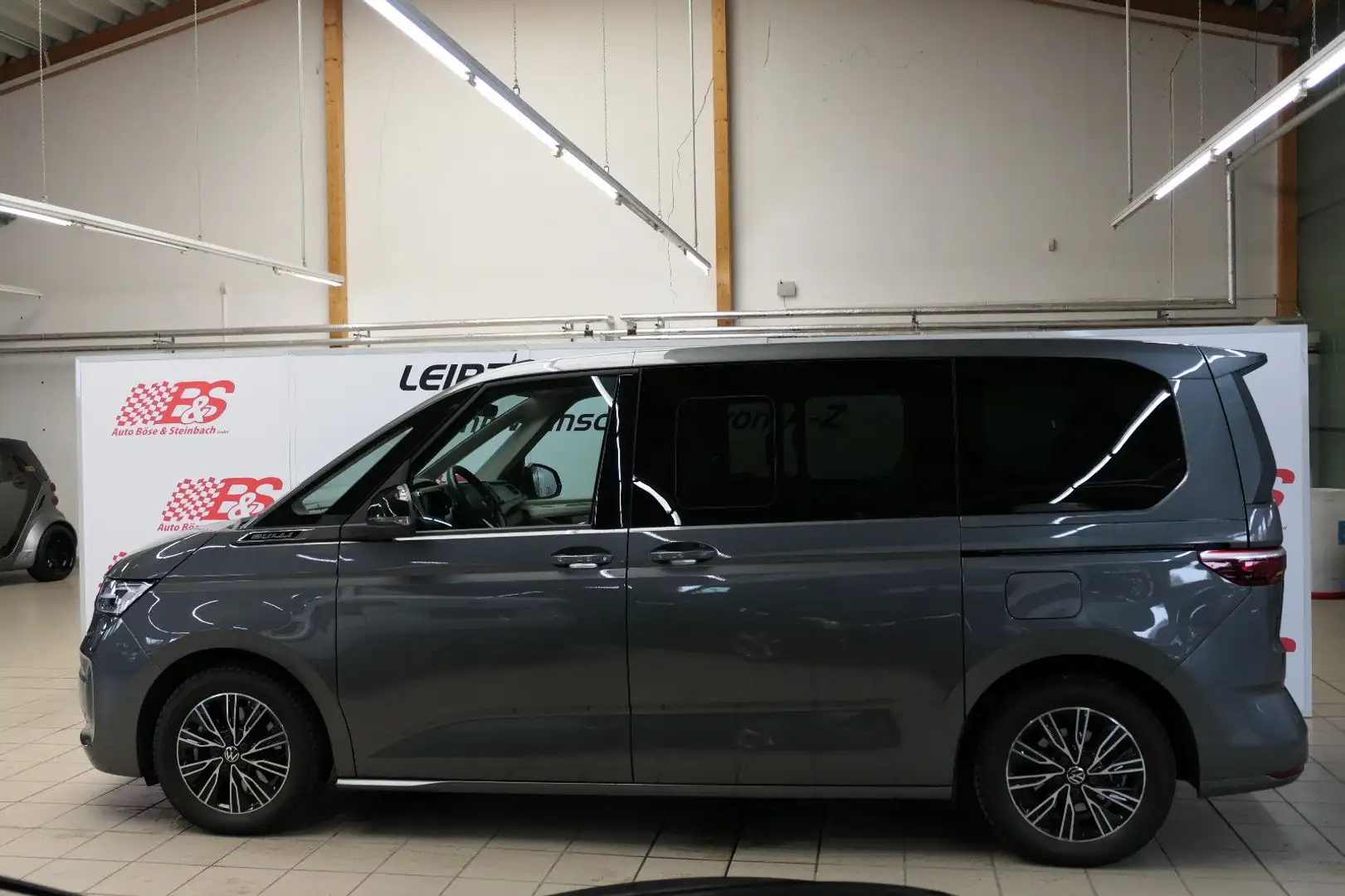 Volkswagen T7 Multivan Business*LED*7-SITZE*NAV* Grau - 2
