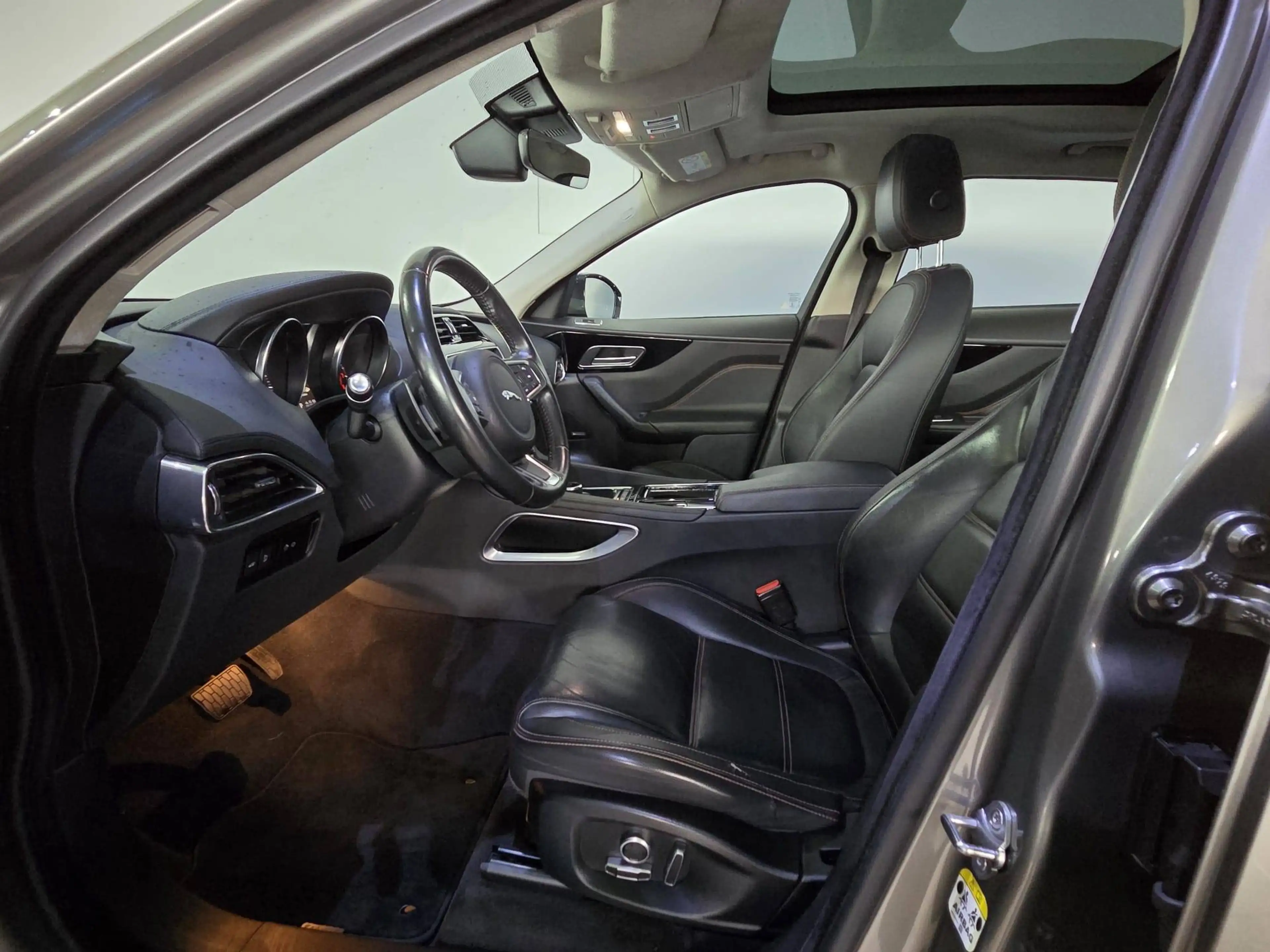 Jaguar F-Pace 2,0 T Prestige AWD, Pano, Meridian, AHK, Leder — photo 12
