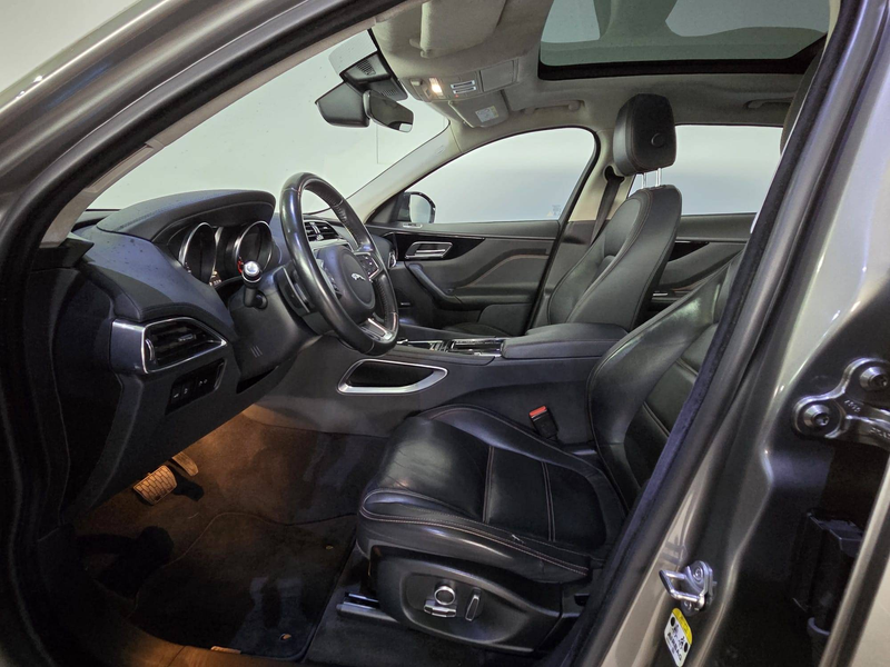 Jaguar F-Pace 2,0 T Prestige AWD, Pano, Meridian, AHK, Leder — photo 12