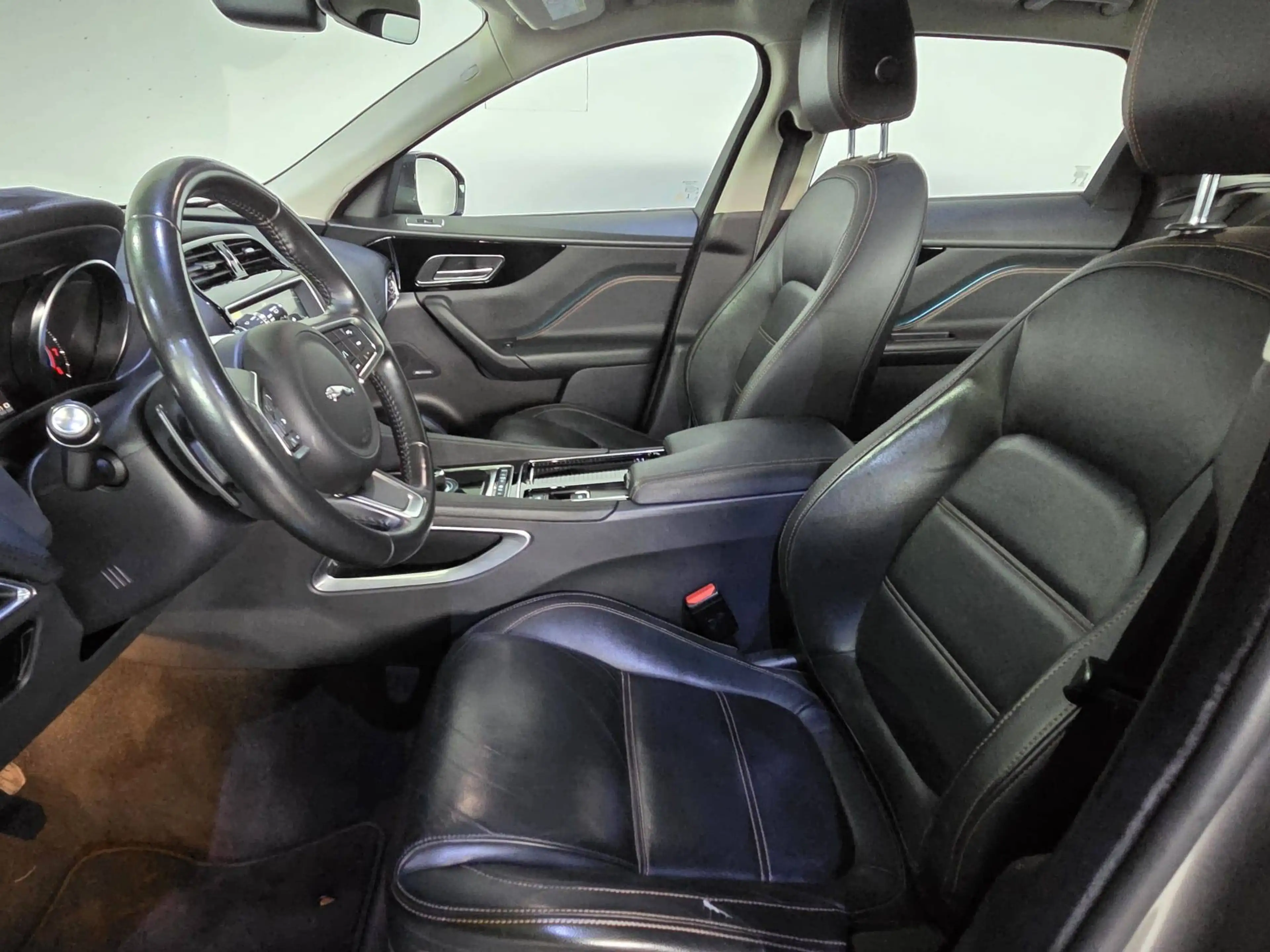 Jaguar F-Pace 2,0 T Prestige AWD, Pano, Meridian, AHK, Leder — photo 14