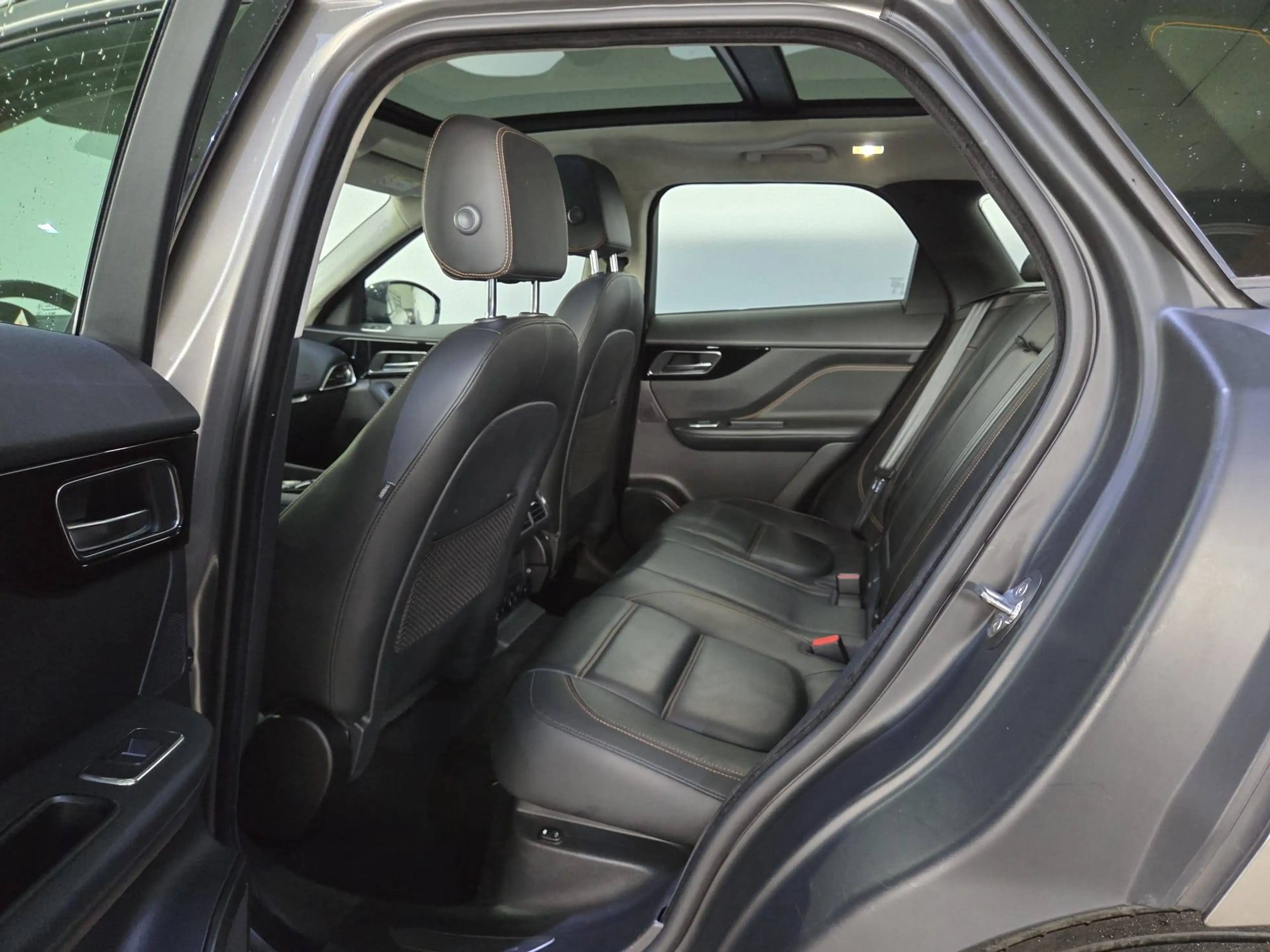 Jaguar F-Pace 2,0 T Prestige AWD, Pano, Meridian, AHK, Leder — photo 15
