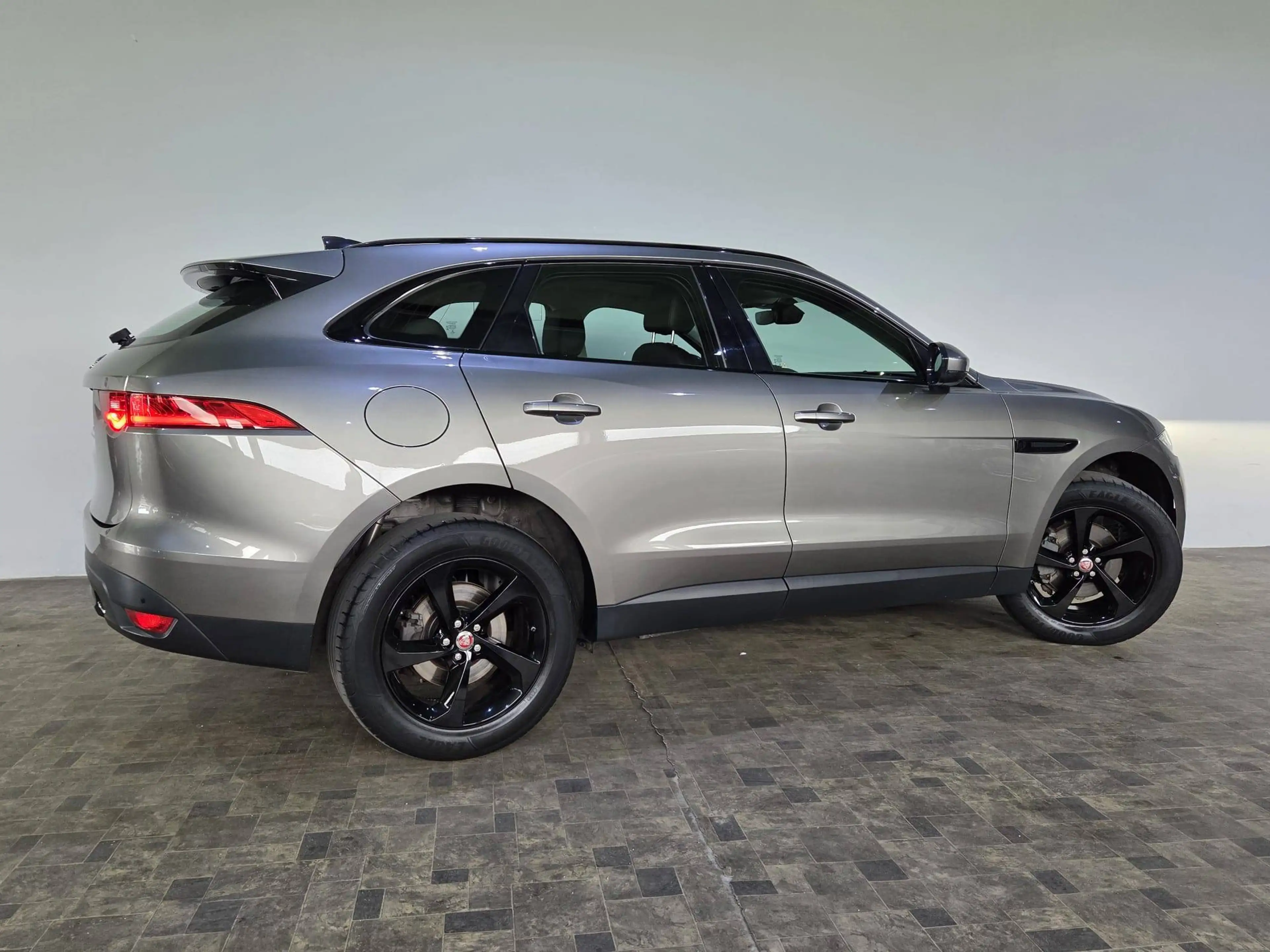 Jaguar F-Pace 2,0 T Prestige AWD, Pano, Meridian, AHK, Leder — photo 6