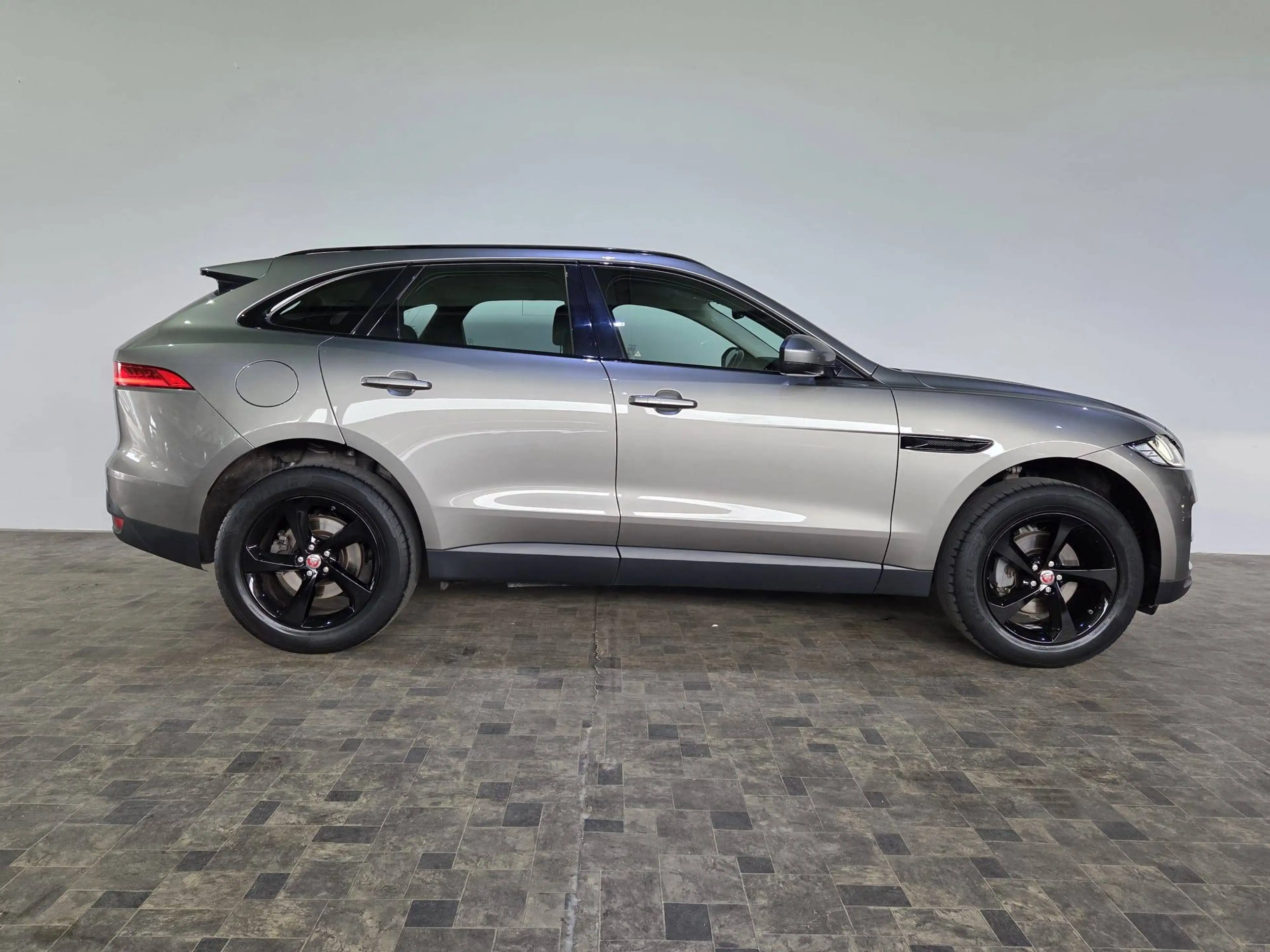 Jaguar F-Pace 2,0 T Prestige AWD, Pano, Meridian, AHK, Leder